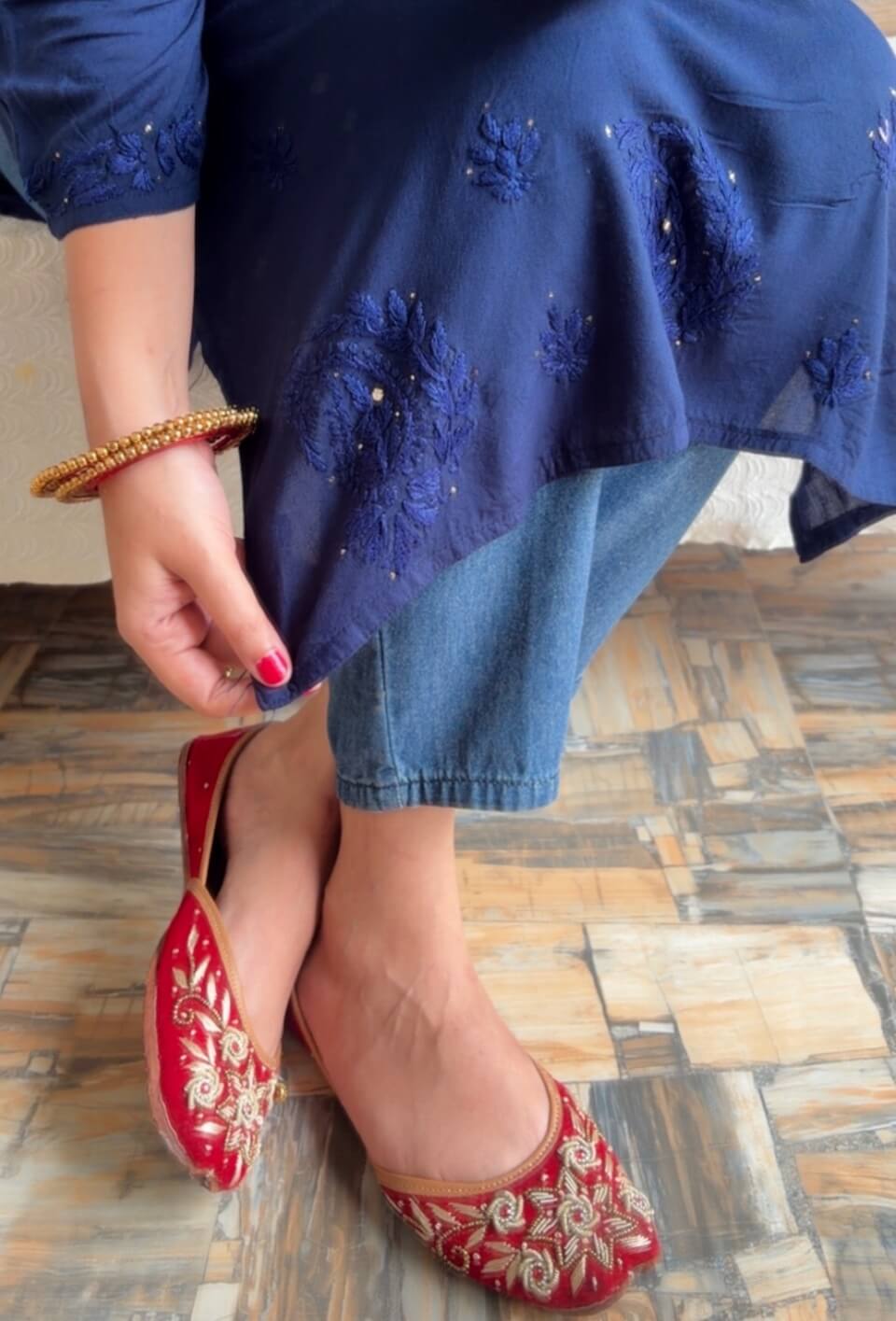 Mesmerizing Mukaish Chikankari Kurti with Denims 5 Mesmerizing Mukaish Chikankari Kurti with Denims in sitting front pose